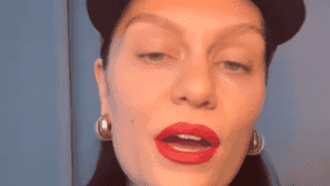 Jessie J releva que está com câncer de mama