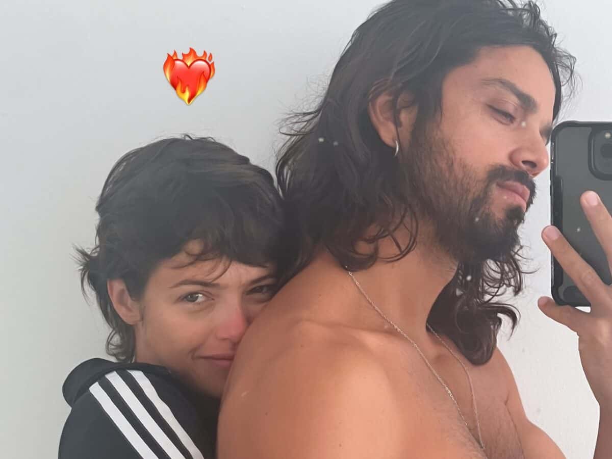 Rodrigo Simas surge nu em foto íntima com Agatha Moreira