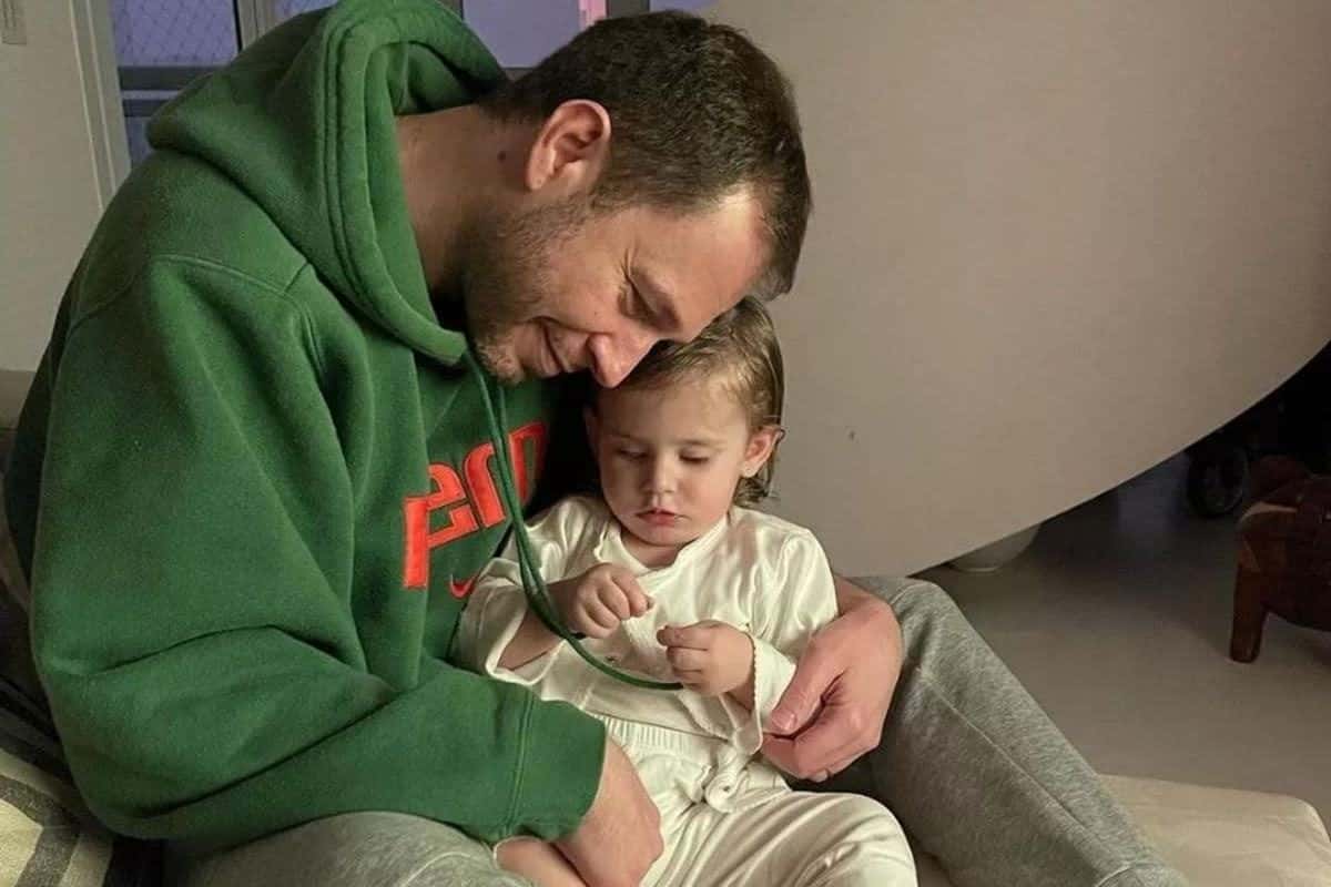 Tiago Leifert detalha rotina com filha após câncer: ‘Está terrível’