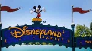 Homem é preso ao encenar casamento com menina de 9 anos na Disney