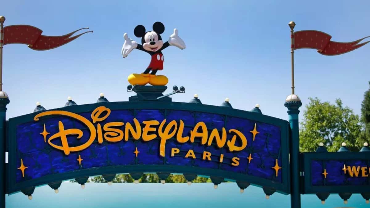 Homem é preso ao encenar casamento com menina de 9 anos na Disney