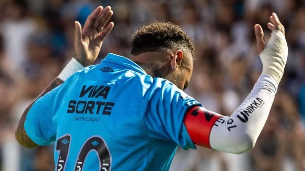 Após tentar fazer gol com a mão, Neymar se desculpa. ‘Desespero’