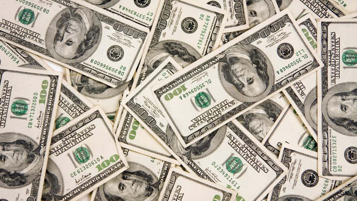 Dólar fecha a R$ 5,42 e atinge o menor patamar desde agosto de 2024