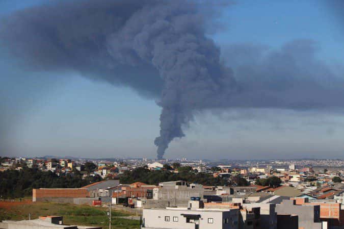 Incêndio atinge fábrica em Guarulhos e mobiliza dezenas de bombeiros