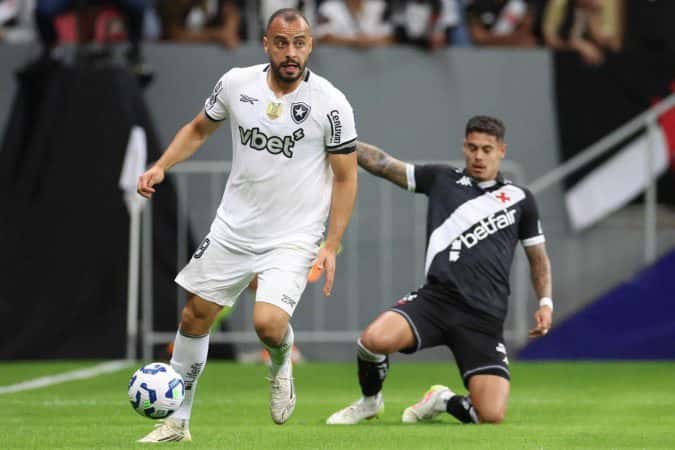 Botafogo vence Vasco no clássico carioca em Brasília e encosta no G4