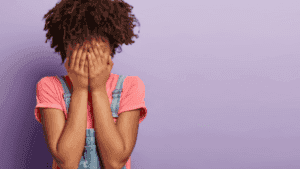 Após ofensas racistas, menina de 11 anos tem ataque de pânico