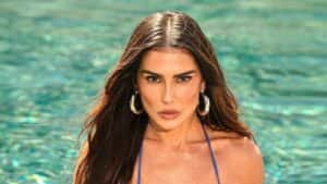 Deborah Secco coloca bumbum bronzeado para jogo em clique de fio-dental