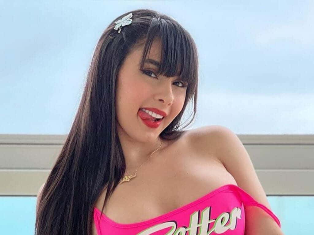 Juliana Bonde surge de fio-dental na banheira e faz clima ferver ao empinar o bumbum