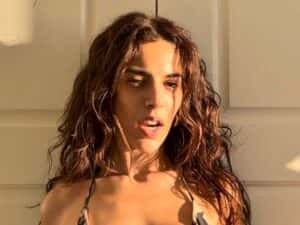De biquíni, Marina Sena dá um show de sensualidade e encanta os fãs