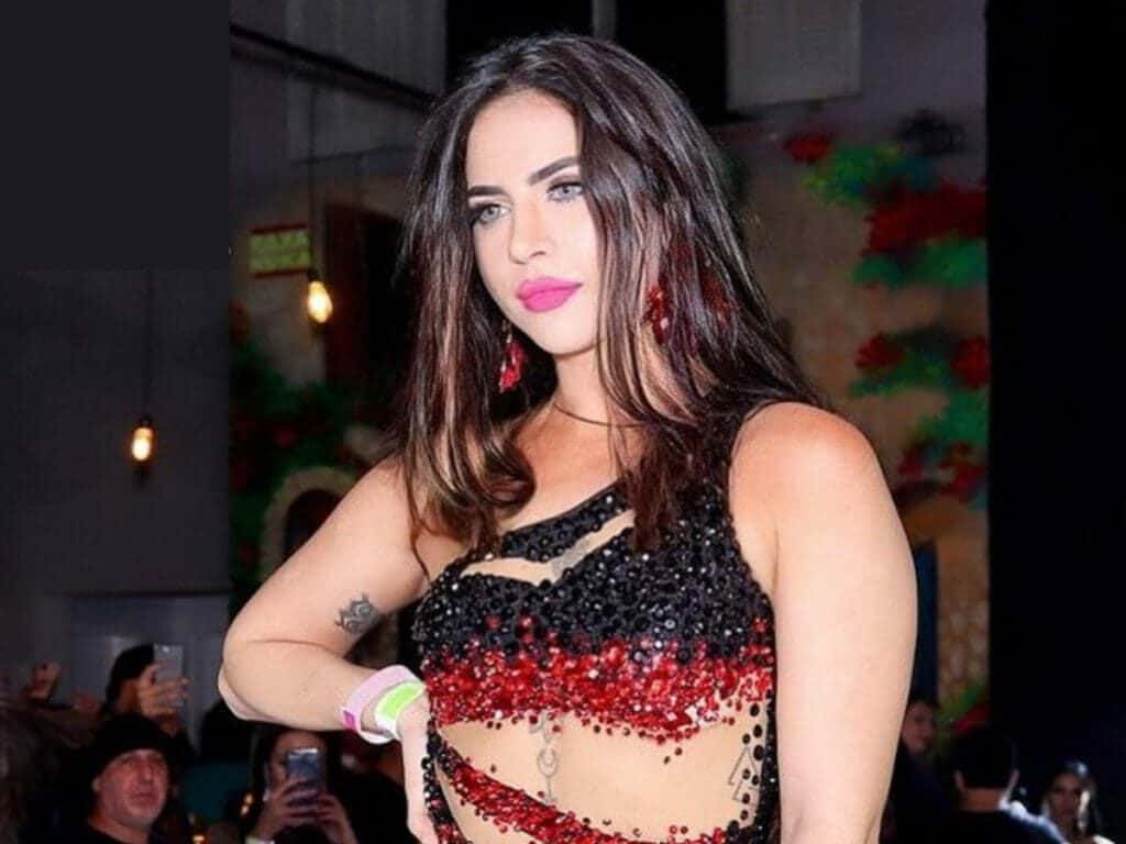 Musa do Flamengo sensualiza no meio do campo de futebol e agita torcedores