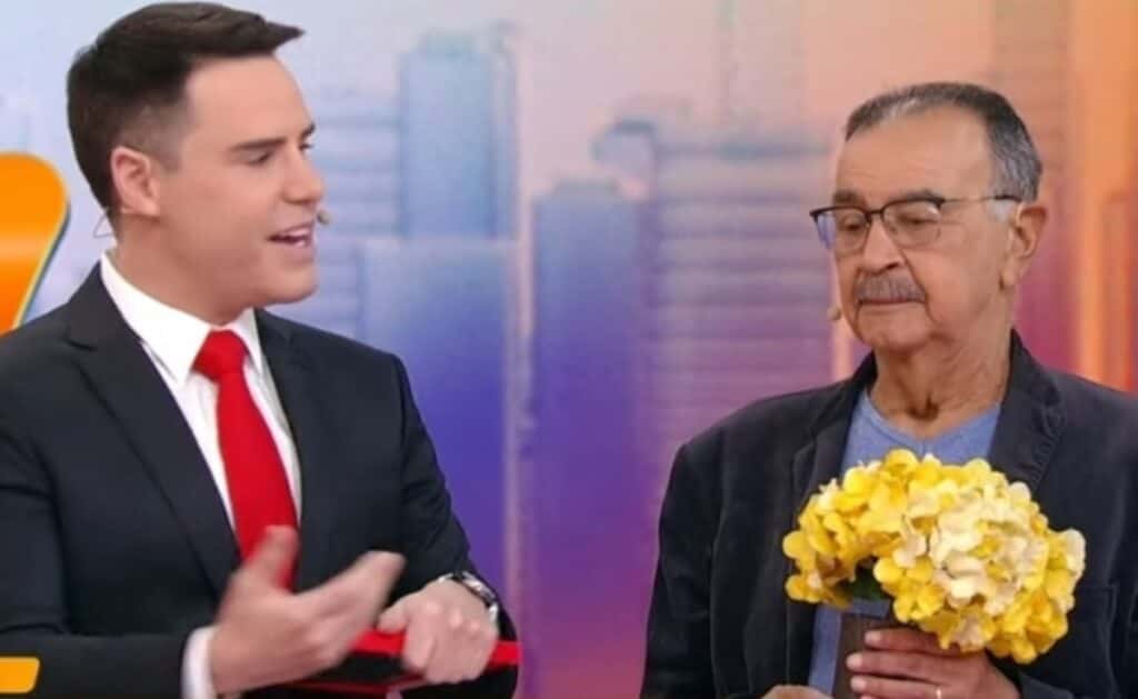 Luiz Bacci homenageia Percival Souza e detona Record ao vivo