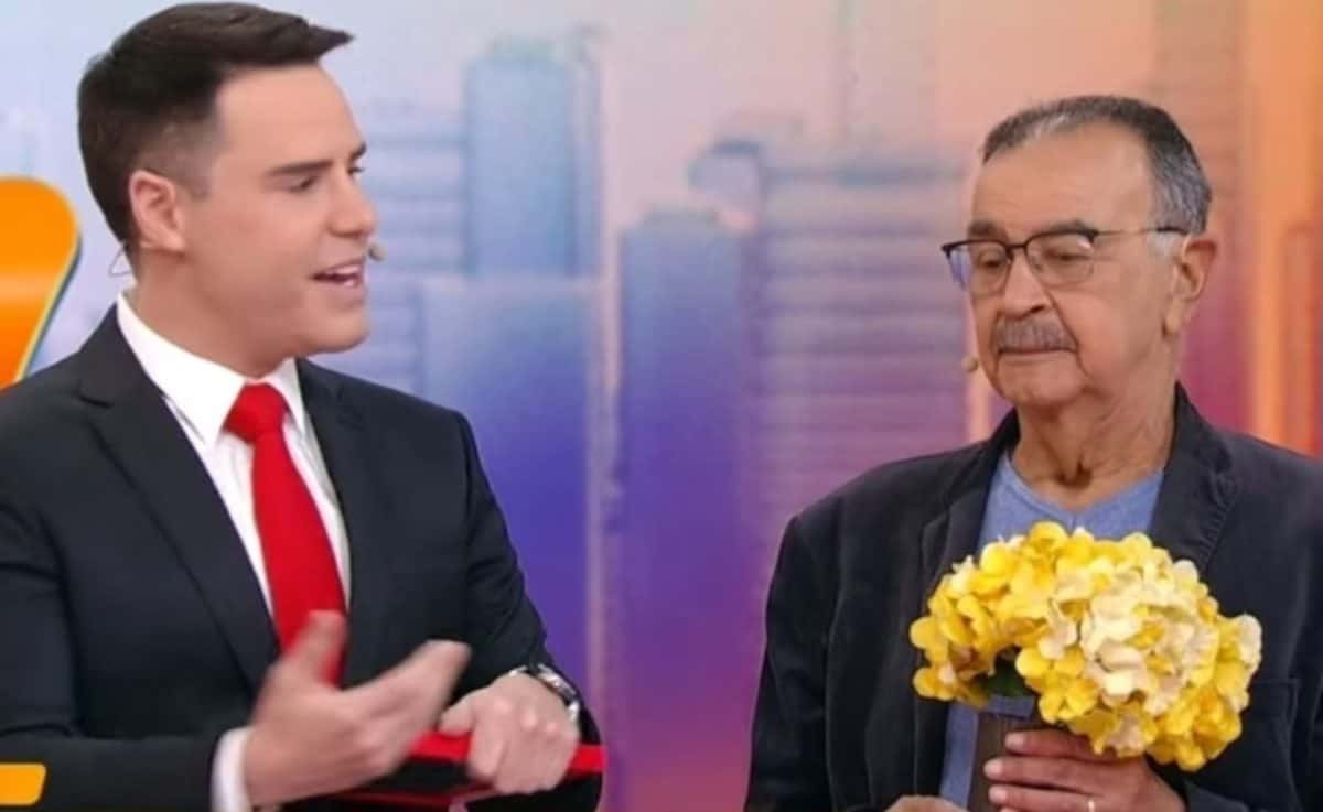 Luiz Bacci homenageia Percival Souza e detona Record ao vivo