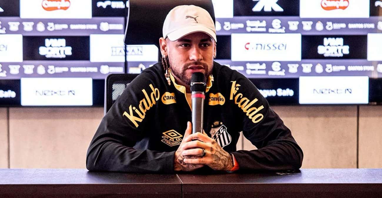 Neymar se pronuncia após bater-boca com torcedor durante jogo