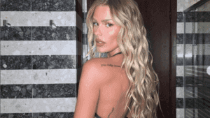 Yasmin Brunet posta fotos de biquíni curtindo ilha paradisíaca e exibe corpo bronzeado