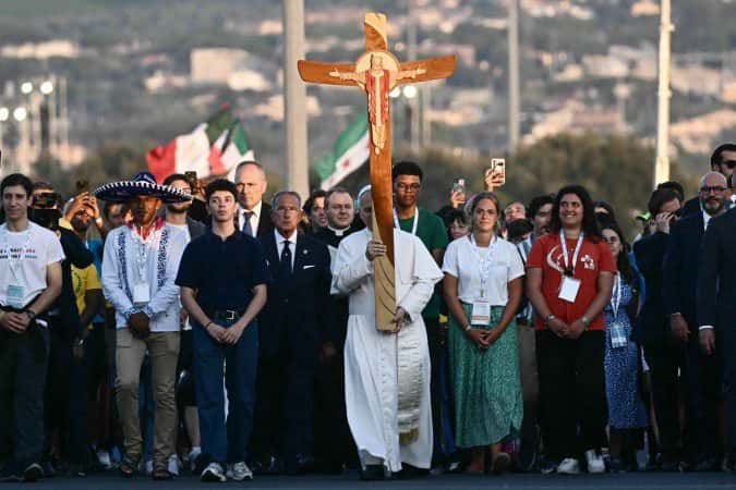 Vigília de oração com o papa atrai milhares de jovens fiéis a Roma