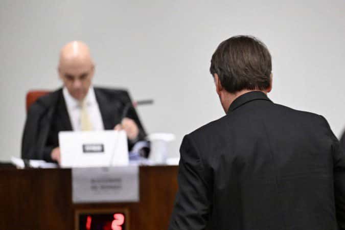 Moraes dá 48h para Bolsonaro responder sobre plano de fuga para Argentina