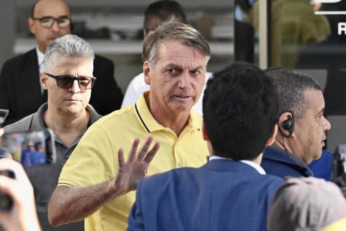 Exames de Bolsonaro mostram quadros de pneumonia e esofagite, diz boletim médico