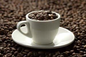 Primeira xícara de café do dia deixa as pessoas mais felizes
