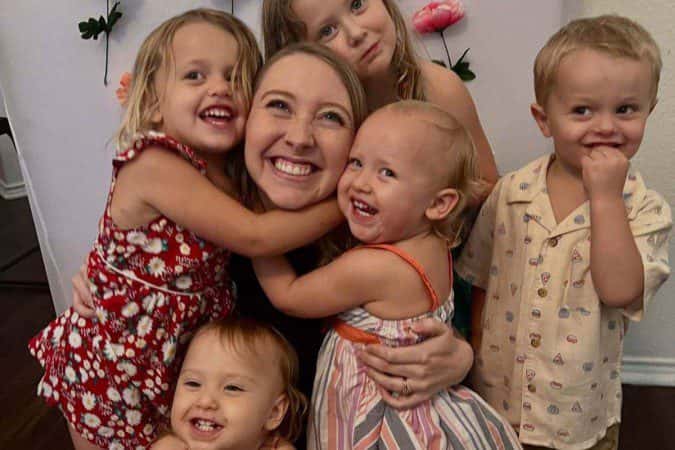Mulher adota gêmeos e depois descobre que está grávida de mais duas meninas
