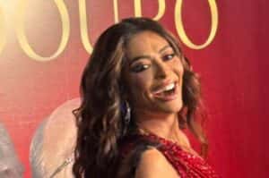 Juliana Paes recebe coroa de rainha da Viradouro