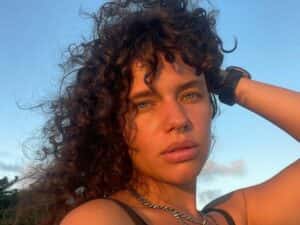 Bruna Linzmeyer expõe rejeição na carreira após assumir sexualidade: “Poderia ter mais dinheiro se não fosse sapatão”