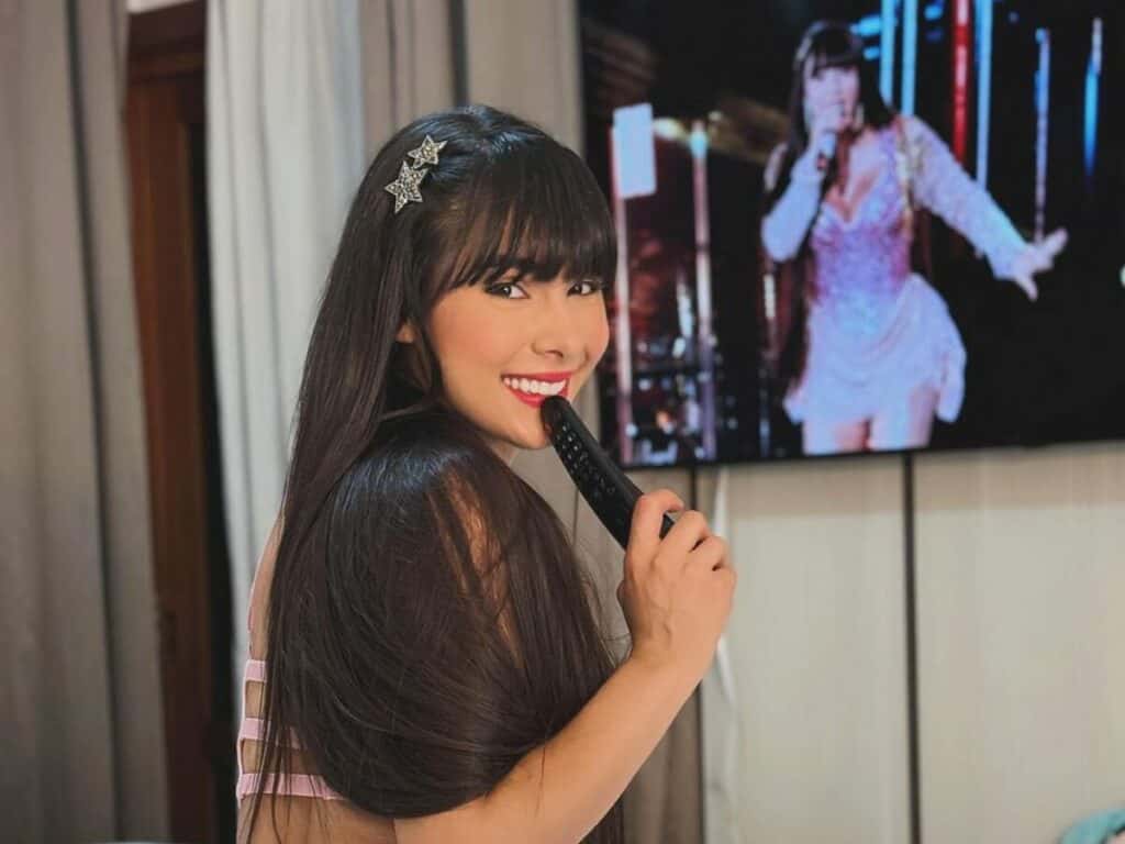 Juliana Bonde, vocalista do Bonde do Forró, arrasa em foto ousada e esquenta o clima na web