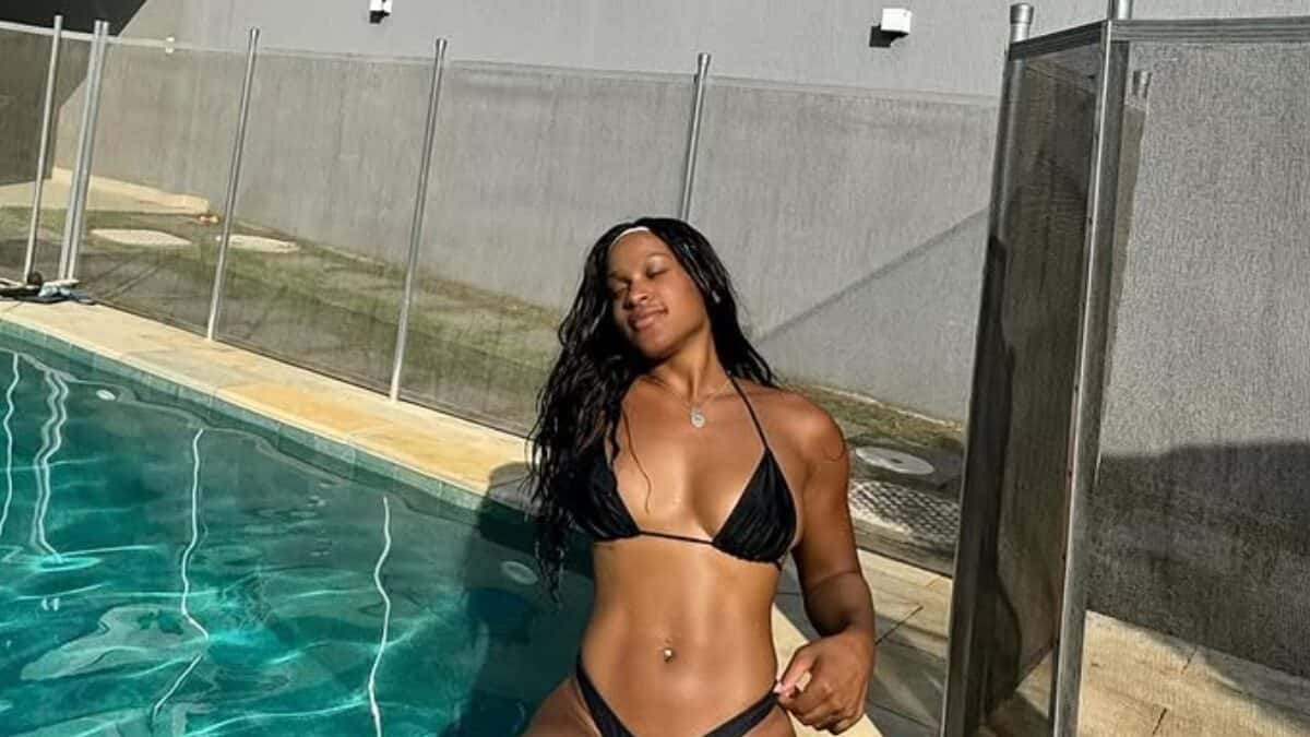 Rebeca Andrade posa de biquíni na piscina e ganha elogio de ex-BBB