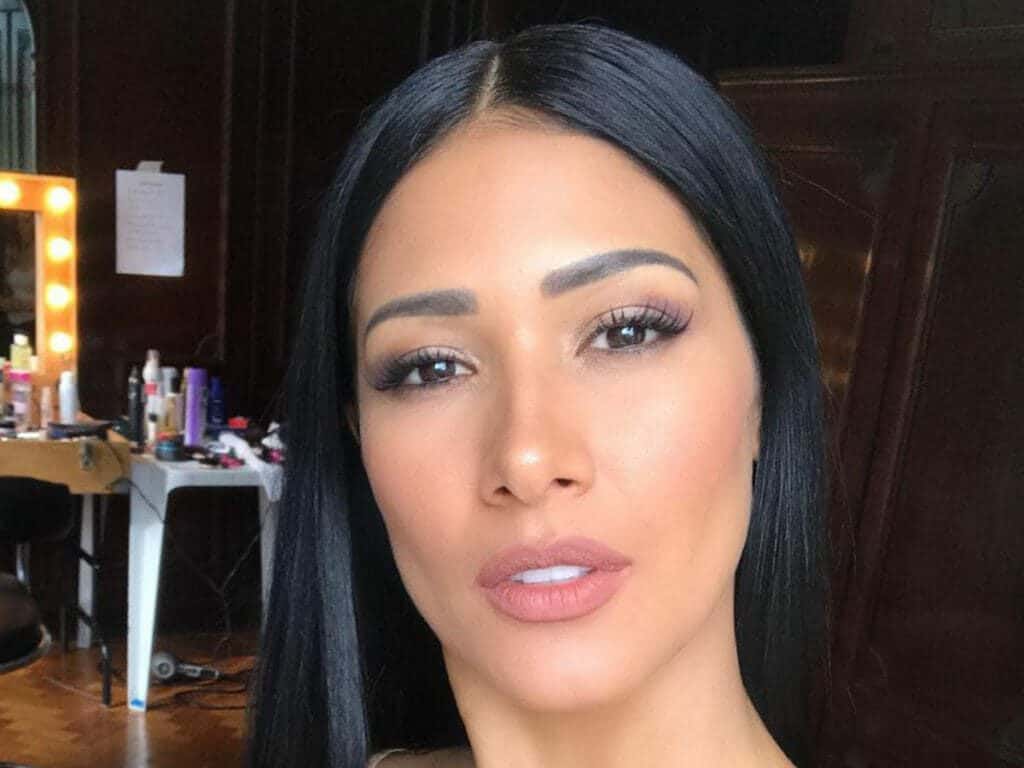 De lingerie, Simaria senta de ladinho e provoca: “Quem é essa modelo?”