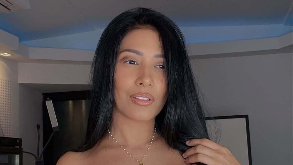 De top e calcinha, Simaria sensualiza nas redes sociais e incendeia o clima com sua beleza