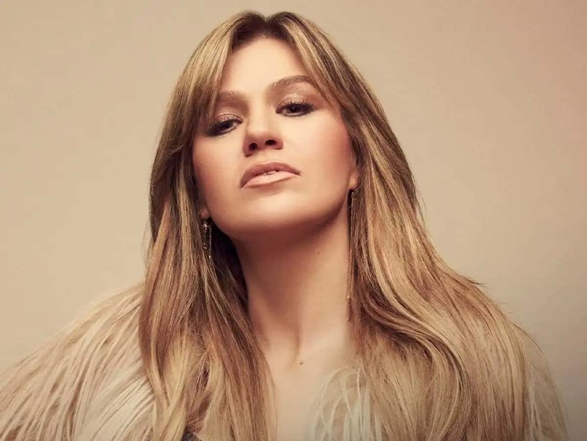 Kelly Clarkson cancela show beneficente após morte do ex-marido