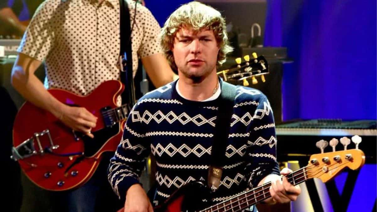 Ex-baixista de Maroon 5 é acusado de agredir esposa após descoberta de traição