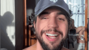 Nattan é criticado por pagar funcionário para beijar mulher com nanismo