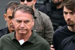 Bolsonaro retorna ao hospital para exames após crise de soluço