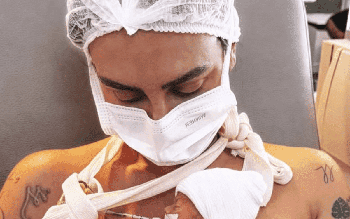 Clara Maia dá colo pro filho Theo após perda do gêmeo Túlio