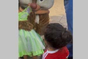 Raphinha denuncia racismo na Disney após filho ser ignorado por personagens