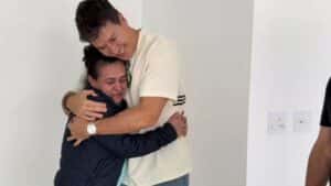 Rodrigo Faro presenteia funcionária com apartamento
