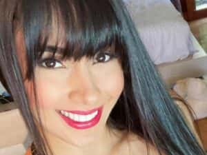 Juliana Caetano, do Bonde do Forró, se exibe no espelho e arranca elogios