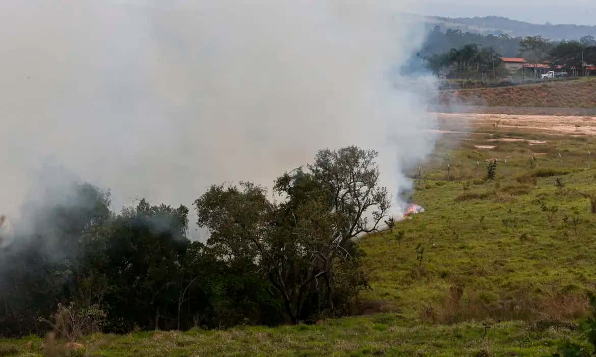 Risco de clima seco e queimadas permanece alto no interior do país