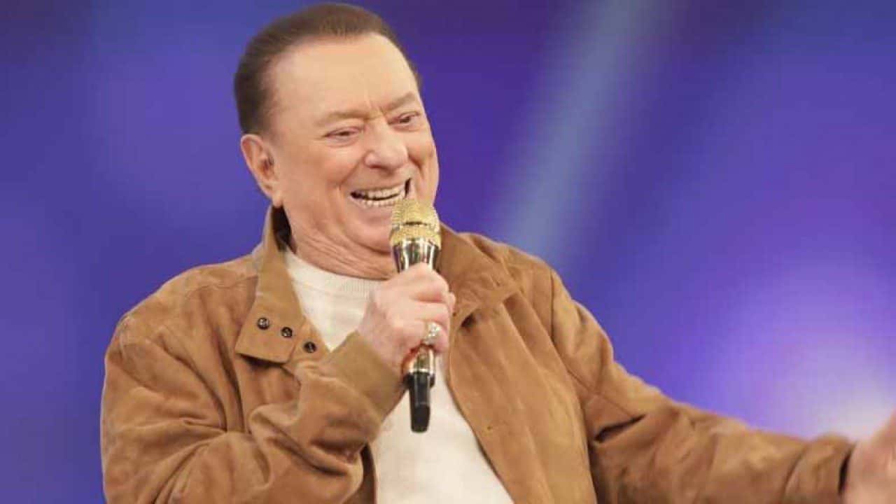Raul Gil recebe alta após passar quatro dias internado