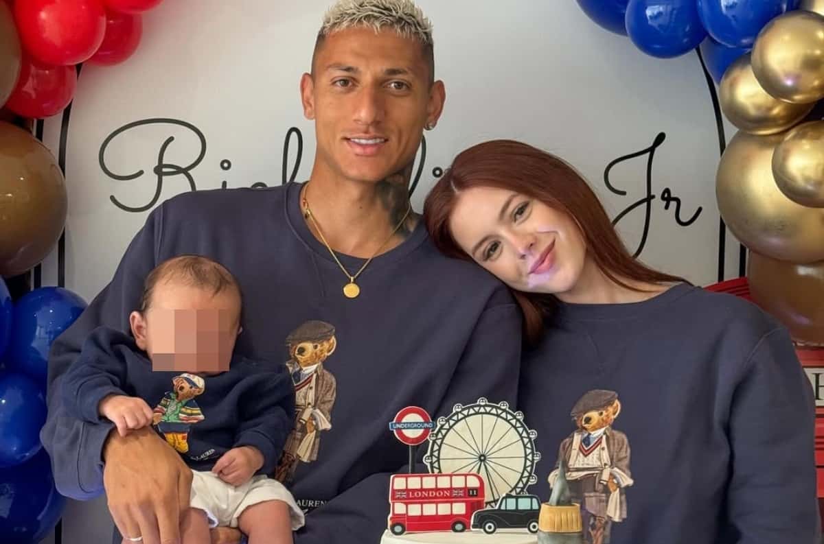 ‘Me afeta’, diz noiva de Richarlison sobre críticas à aparência do filho bebê
