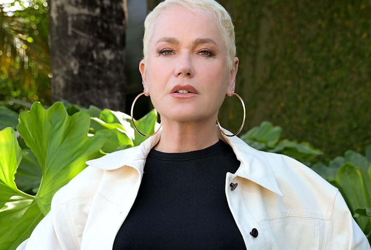 Fã acusa equipe de Xuxa de proibi-la de postar fotos antigas da cantora
