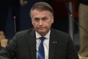 Moraes mantém prisão domiciliar de Bolsonaro e aponta risco de fuga