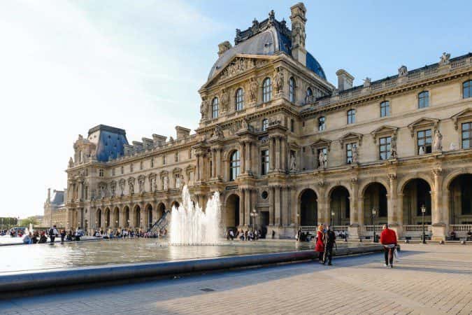 Ladrões roubam joias de ‘valor inestimável’ no Museu do Louvre