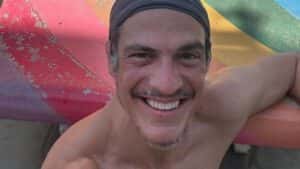 Mateus Solano se pronuncia após tapa em celular de espectadora