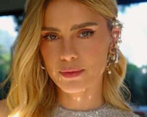 Musa de Vale Tudo, Carolina Dieckmmann mostra barriga trincada em cliques de biquíni