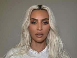 Kim Kardashian sensualiza com lingerie ousada e provoca clima quente ao exibir suas curvas