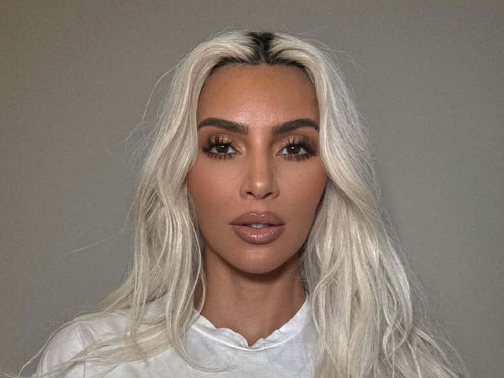 Kim Kardashian sensualiza com lingerie ousada e provoca clima quente ao exibir suas curvas
