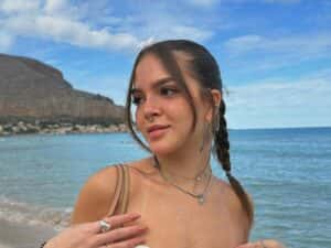 Mel Maia exibe tatuagens e marquinhas em fotos de biquíni e esquenta o clima na web