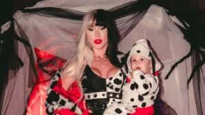Virginia Fonseca se veste de Cruella e fantasia filhos de dálmatas para festa de Halloween em Madri