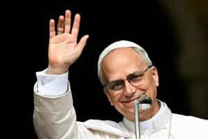 Vaticano rejeita poliamor e destaca que sexo vai além da procriação